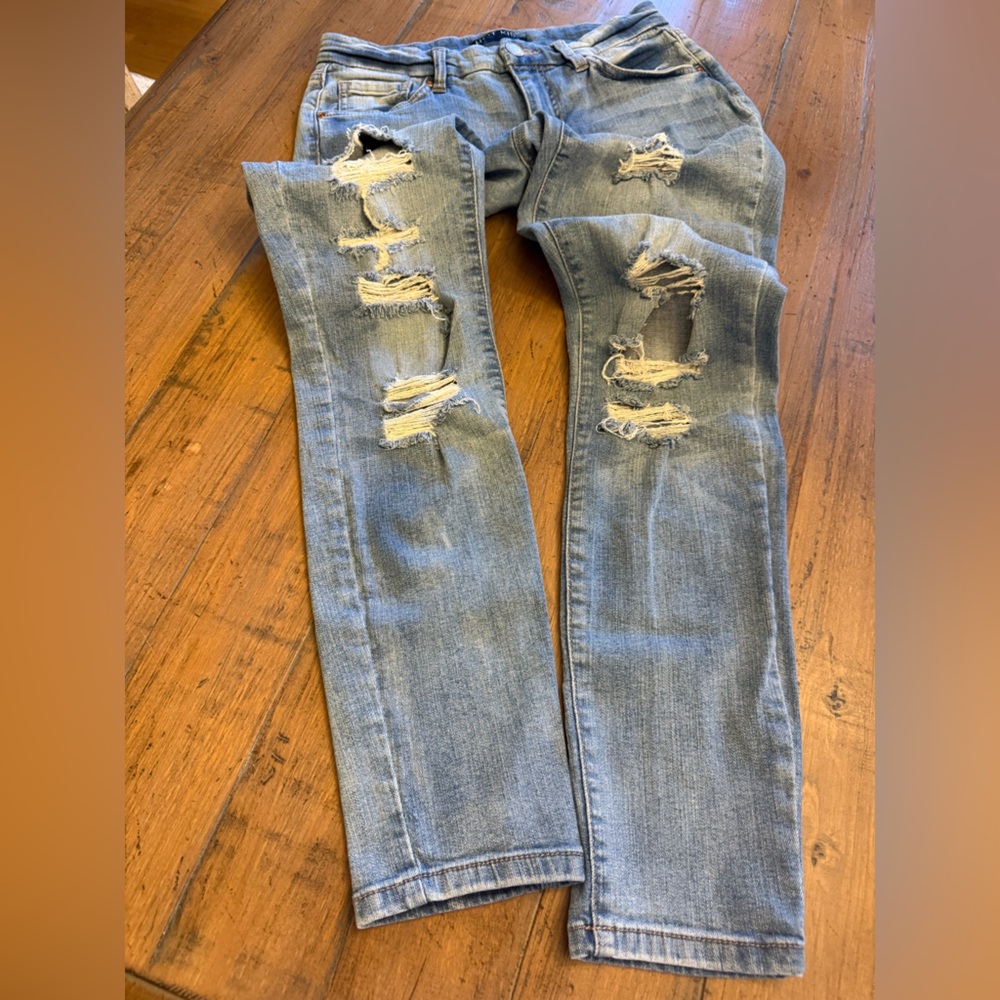Hot Kiss mid rise skinny ankle distressed jeans. Size 7. Excellent condition.